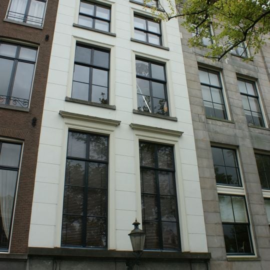 Pand met gepleisterde gevel onder rechte lijst met reeks consoles