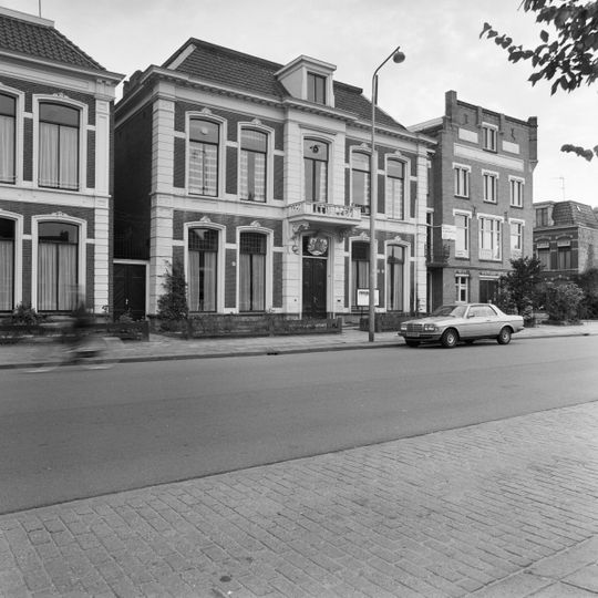 Blokvormig pand van twee bouwlagen op hardstenen plint