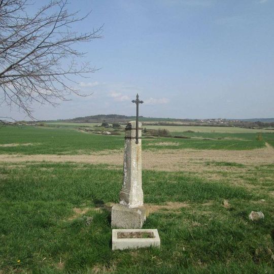 Kříž severně od Spáleného Poříčí u silnice