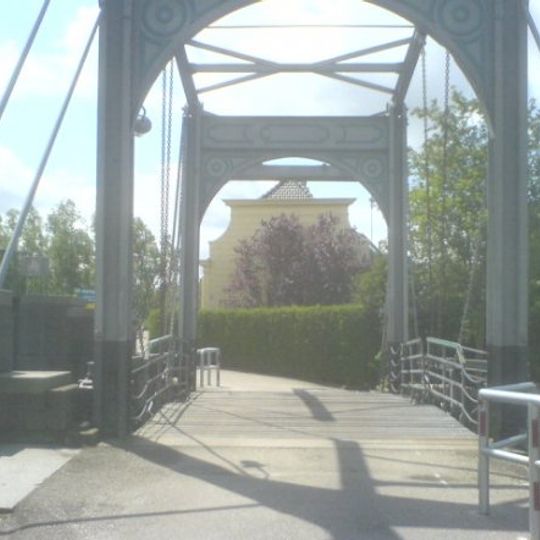 Ophaalbrug, onderdeel van het sluiscomplex in het rond 1650 verlengde havenkanaal van Strijen