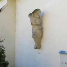 Kamenná plastika Torzo na zdi Katovny v Kadani