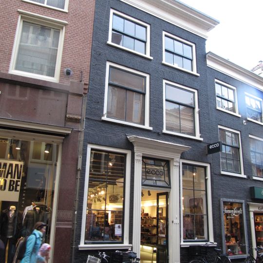 Pand met lijstgevel. Fraaie onderpui