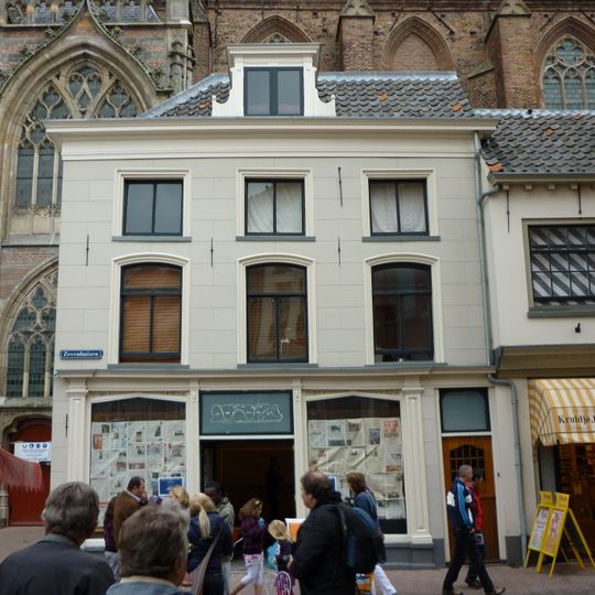 Huis met eenvoudige bakstenen lijstgevel. 19e-eeuws karakter