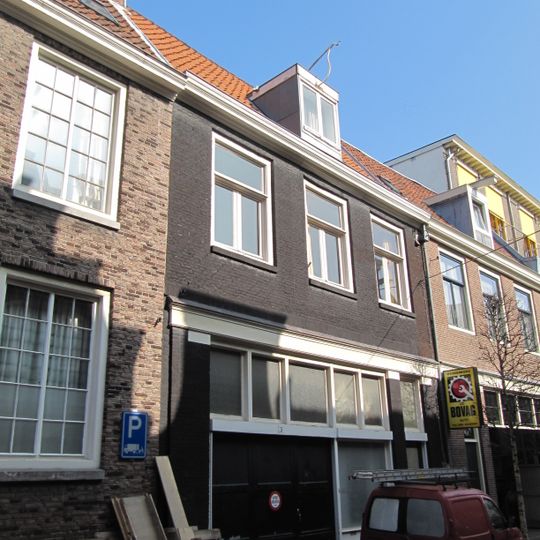 Dwarshuis van het door philips vingboons ontworpen type met latere, enige malen gewijzigde gevel