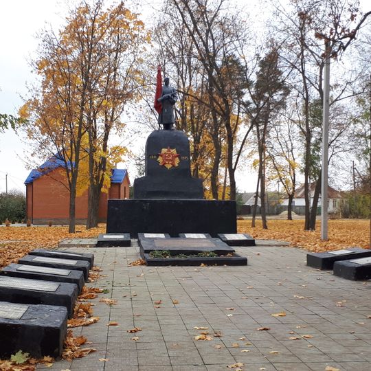 Братська могила радянських воїнів та пам’ятник воїнам-землякам