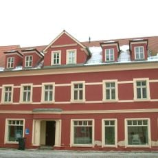 Wohnhaus, nach links in geschlossener Bebauung, mit Laden Senftenberger Straße 7 (Altstadt)