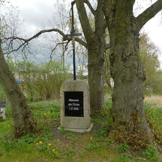 Kříž v Útvině při silnici na Chylice