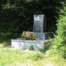 Pomník padlým partyzánům na okraji lesa u Santova