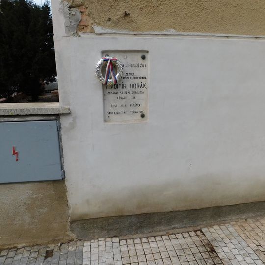 Pamětní deska Vladimíra Horáka na domě Verdunská 531/10 v Bubenči