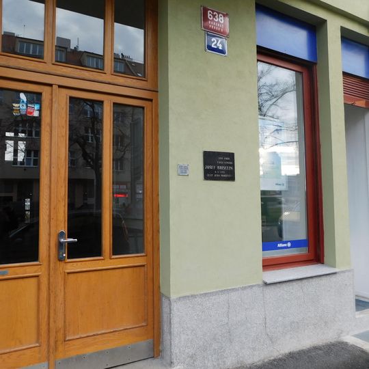 Pamětní deska Josefa Briscejna na domě Jugoslávských partyzánů 638/24 v Bubenči