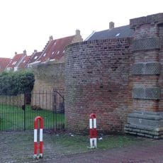 In het pand of op de grens van het erf bevindende stadsmuur(resten)