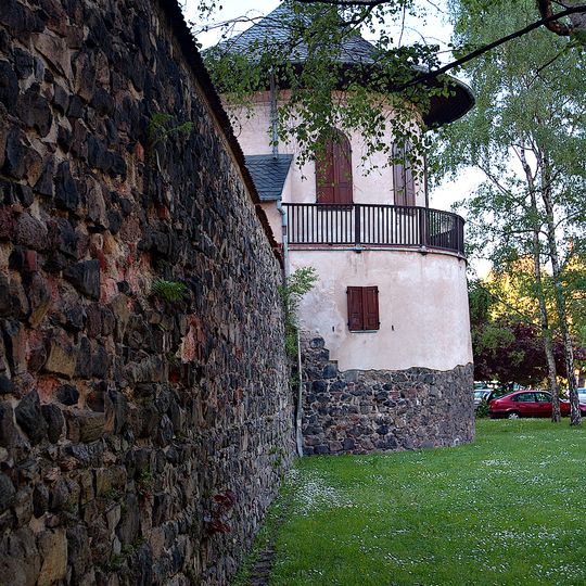 Sachgesamtheit Stadtbefestigung: Pulverturm mit Stadtmauerrest an der Nicolaistraße sowie Reste der Stadtmauer in den Grundstücken Dr.-Friedrichs-Ringe 6, 8, 14 und Katharinenstr. 44 Nicolaistraße -
