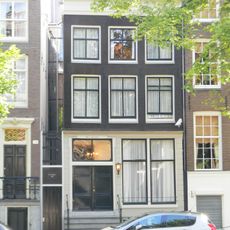 Pand met gevel onder rechte lijst met geblokte pui