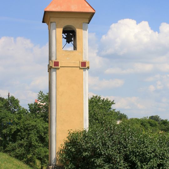 Zvonička u hlavní silnice v Podbrahách