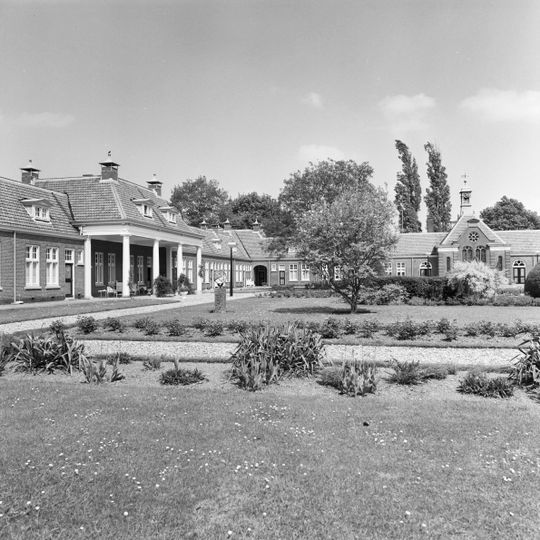 Tuinaanleg van het voorplein en de binnenhof