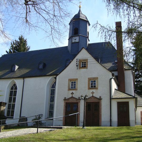 Kirche sowie Kirchhof mit Umfassungsmauer, zwei Kirchhofstoren, Grabmalen und Kriegerdenkmal für die Gefallenen des Deutsch-Französischen Krieges 1870/71 Meinersdorfer Straße 2