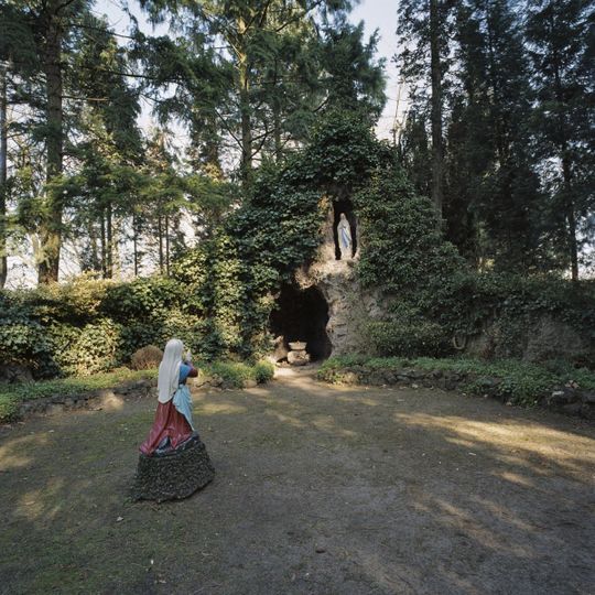 Heilig Hartklooster: Lourdes cave with statues of Saints Maria and Bernadette de Soubirous