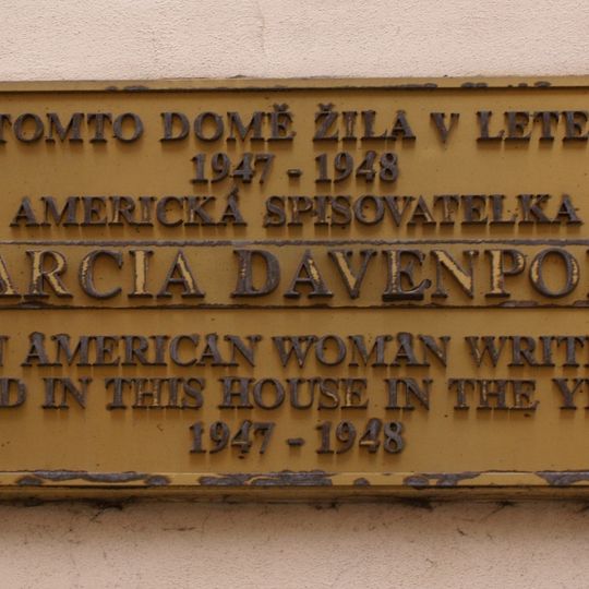 Pamětní deska Marcie Davenport v Loretánské ulici v Praze
