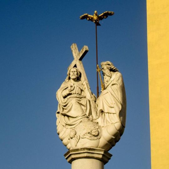 Sloup Svaté Trojice v Dubicku před kostelem.