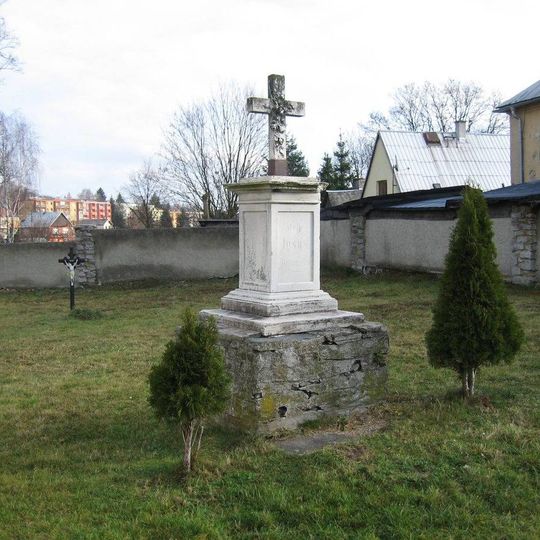 Pamětní kříž u jihovýchodní strany kostela svatých Tří králů v Břidličné