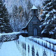 Militärfriedhof mit Kapelle im Ort