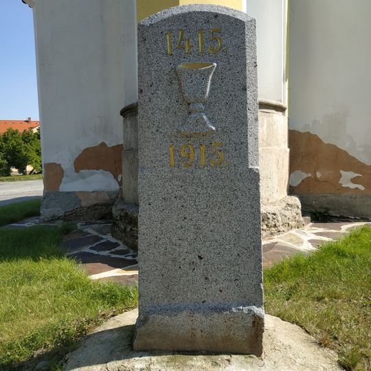 Památník upálení M. Jana Husa u kaple v Nadrybech