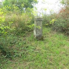 Podstavec ulomeného kříže u silnice západně od Černochova