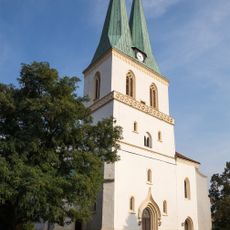 Kirche mit Resten der originalen Ausstattung sowie mit Ausstattung von Friedrich Press (darunter besonders erwähnenswert wegen ihrer künstlerischen Qualität: der Orgelprospekt, der Altar, Figuren der 11 Apostel, Stele des Auferstandenen und kleine