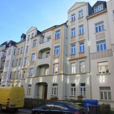 Mietshaus in geschlossener Bebauung mit Vorgarten Theodor-Lessing-Straße 15