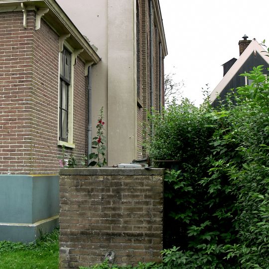 De waterput is opgebouwd uit baksteen, voorzien van een hardstenen afdekplaat met geperforeerde ijzeren deksel.