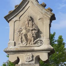 Bildstock, Sockel mit Pfeiler, Aufsatz mit Relief der Pietà, Sandstein, bez. 1867