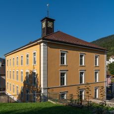 Schulhaus mit Uhrtürmchen
