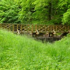 Dřevěná lávka přes Janovický potok v jižní části zámeckého parku Vrchotovy Janovice