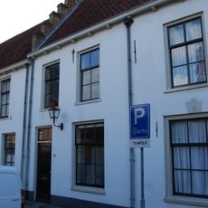 Huis met zadeldak en gepleisterde lijstgevel