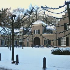 Zonheuvel: poortgebouw op u-vormige plattegrond