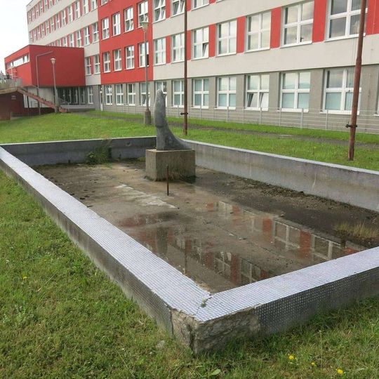 Kašna s lachtanem před nemocnicí v Mostě