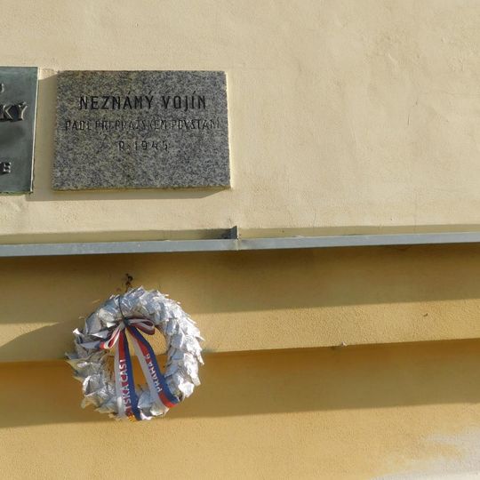 Pamětní deska neznámého vojína na domě Na Malovance 529/12 na Dlabačově