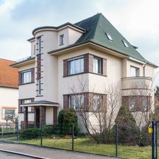 Wohnhaus in offener Bebauung mit Einfriedung Nicolaus-Lenau-Straße 13
