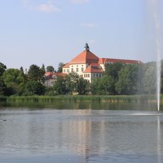 Schule mit Einfriedung und Turnhalle Am Breiten Teich 4