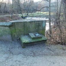 Podstavec neznámé památky u mostu v zámeckém parku ve Vlašimi