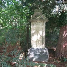 Podstavec s ulomeným křížem v ulici Kosmonautů v Březinách u Děčína