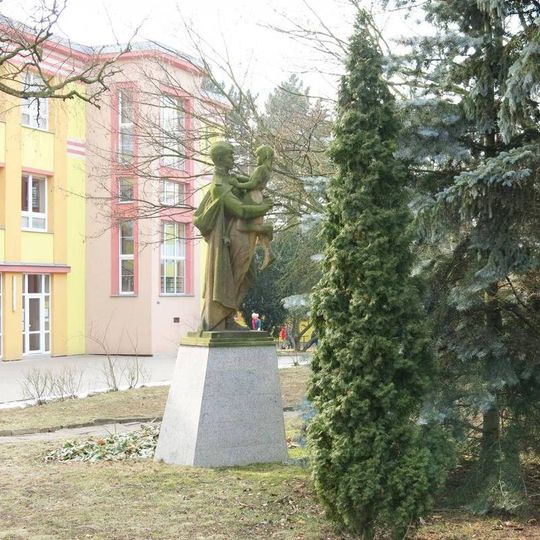 Socha vojáka s děckem před 10. ZŠ v Mostě