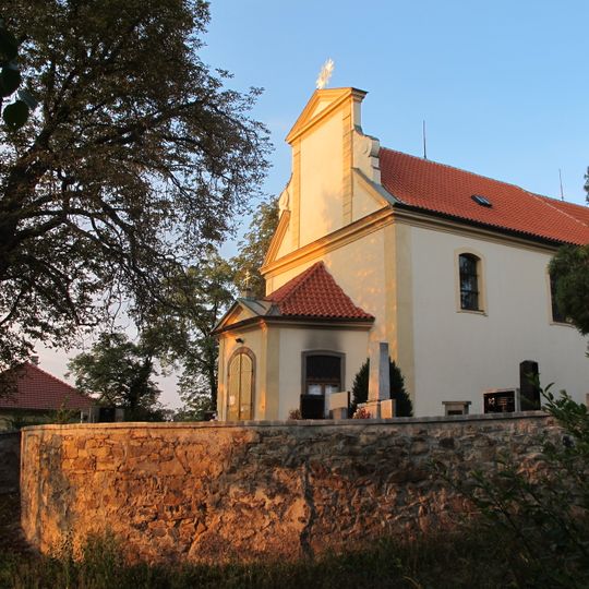 Ohradní zeď areálu kostela v Modřanech se hřbitovem