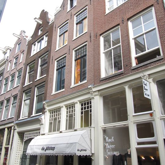 Pand met gevel onder rollagentop