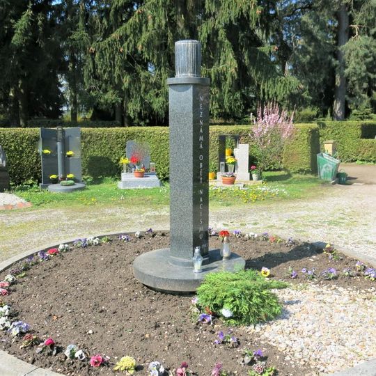 Pomník obětem nacismu na hřbitově v Novém Bydžově