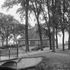 Houten stelphoeve met rieten dak