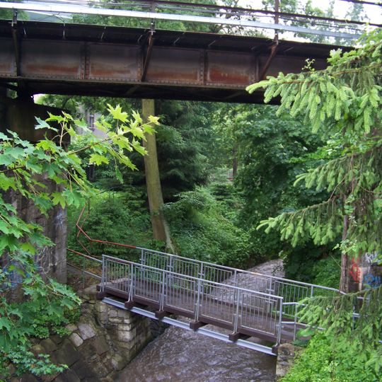 Lávka přes Dalejský potok pod železničním mostem poblíž zastávky Na Srpečku