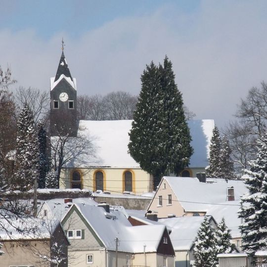 Sachgesamtheit Dorfkirche und Kirchhof Hallbach, mit den Einzeldenkmalen: Kirche , Kirchhofseinfriedung, Aufbahrungshalle, Grabmale und zwei Kriegerdenkmale für die Gefallenen des 1. Weltkrieges und für die Gefallenen des 2. Weltkr