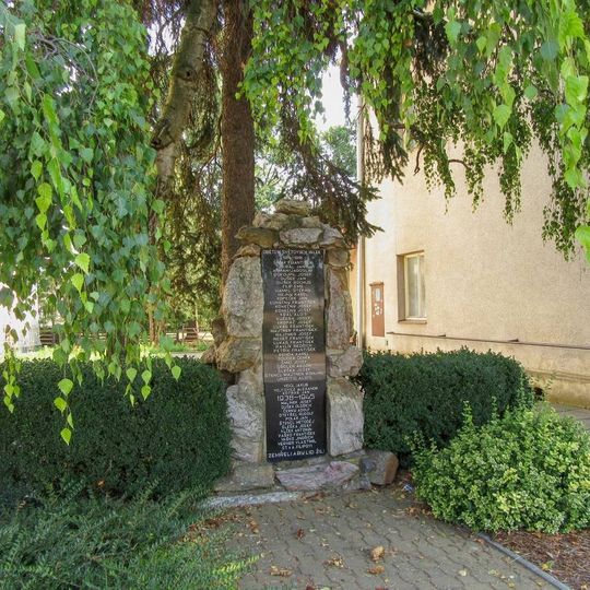 Pomník padlým v Troubelicích vedle kostela