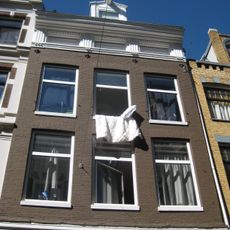 Pand met gevel onder rechte lijst met triglyfen